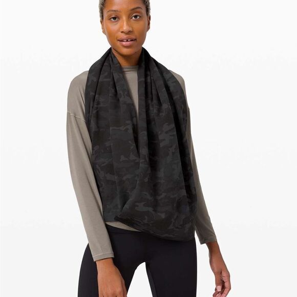 Lululemon camo print multi use scarf green button - Picture 4 of 5